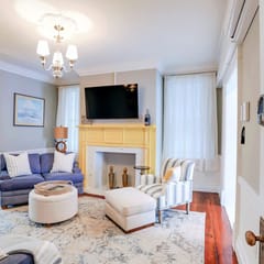 Charming Historic Apt Steps to River St & Tours
