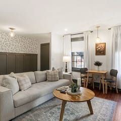Historic Garden-Level Downtown Apt with Backyard