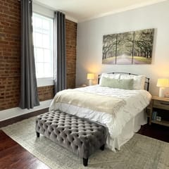 Historic Downtown Luxury Apt, Exposed Brick &
