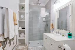 Charming Historic Apt Steps to River St & Tours