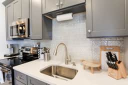 Charming Historic Apt Steps to River St & Tours