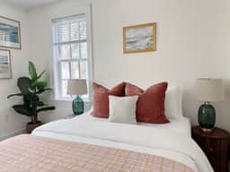 Classy 3-Story Downtown Apt - Great Location!