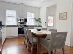 Classy 3-Story Downtown Apt - Great Location!