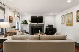 Historic Garden-Level Downtown Apt with Backyard