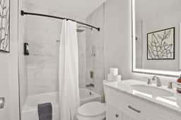 Renovated Cottage near Beach & City Dogs Welcome!