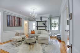 Renovated Historic Apt Walk to River St & Dining - Image 2