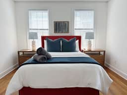 Spacious 3-Floor Downtown Retreat - Prime Location