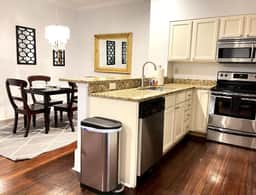 Stylish Apt on Broughton, Historic Downtown