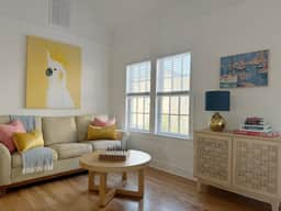 Sunny Downtown Savannah Carriage House
