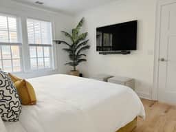 Sunny Downtown Savannah Carriage House