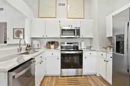 Renovated Cottage near Beach & City Dogs Welcome!