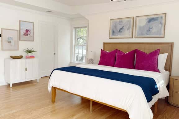 Airy 3-Floor Downtown Getaway-Private Driveway - Image 1