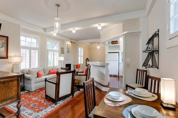 Carriage House at Forsyth - 30+ Nights-Open Layout - Image 1