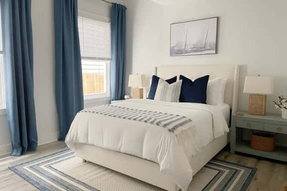 Stylish 1900s Renovated Apt Near Forsyth Sleeps 4 - Image 1
