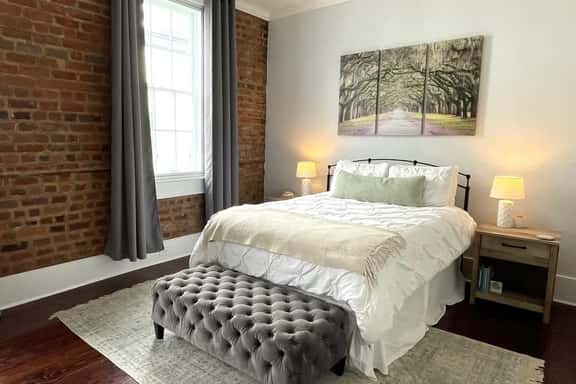 Bee" on Broughton - Bright Apartment-Downtown SAV - Image 1
