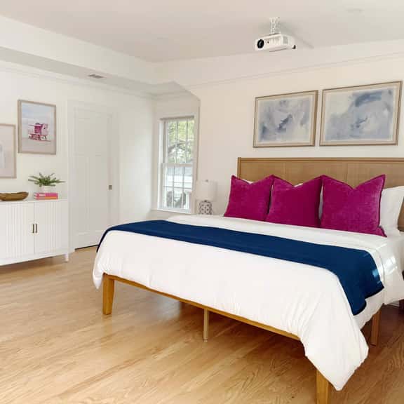 Airy 3-Floor Downtown Getaway-Private Driveway - Image 1