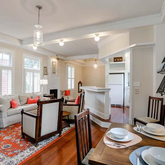 Carriage House at Forsyth - 30+ Nights-Open Layout - Image 1