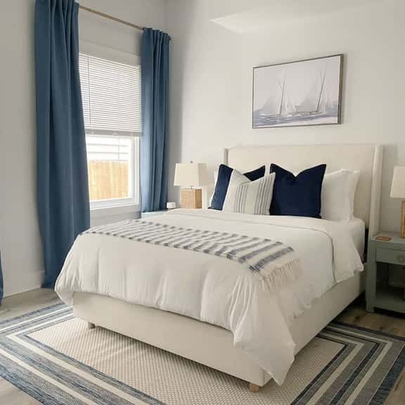 Stylish 1900s Renovated Apt Near Forsyth Sleeps 4 - Image 1