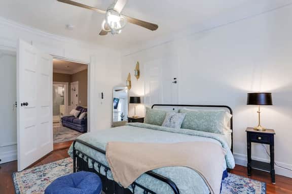 Charming Historic Apt Steps to River St & Tours