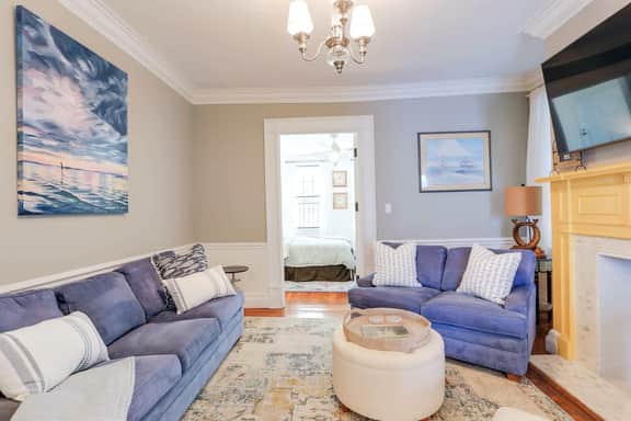 Charming Historic Apt Steps to River St & Tours