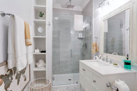 Charming Historic Apt Steps to River St & Tours