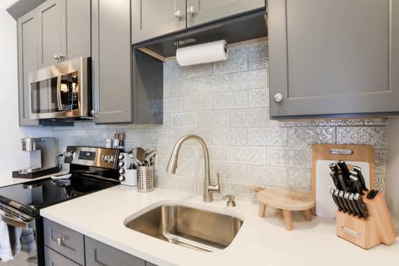 Charming Historic Apt Steps to River St & Tours