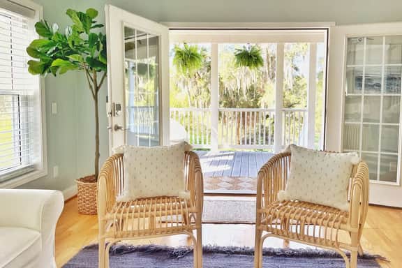 Coastal Home w Spa Midway to Historic Savannah & Tybee Beach
