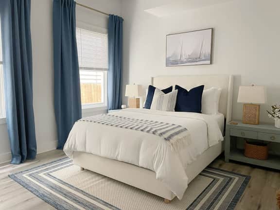 Elegant Duplex Steps to Forsyth Sleeps 8 Near Park