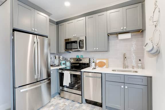 Historic 1BR Apt Steps from River & Dining