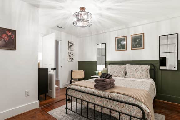 Historic Garden-Level Downtown Apt with Backyard