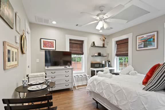Lovely Isle of Hope Coastal Studio near Wormsloe