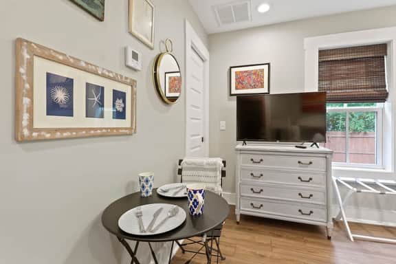 Lovely Isle of Hope Coastal Studio near Wormsloe