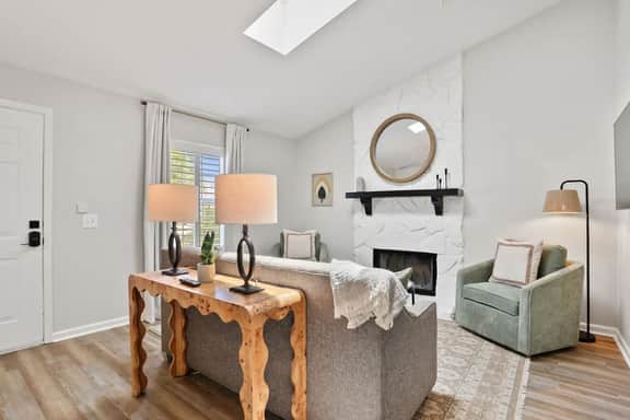 Renovated Cottage near Beach & City Dogs Welcome!