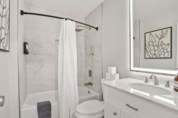 Renovated Cottage near Beach & City Dogs Welcome!