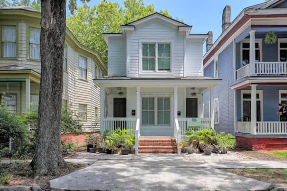 Renovated Dog Friendly Duplex Near Food & Fun! Fully Fenced Yard and Private Parking