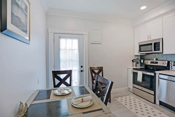 Renovated Historic Apt Walk to River St & Dining
