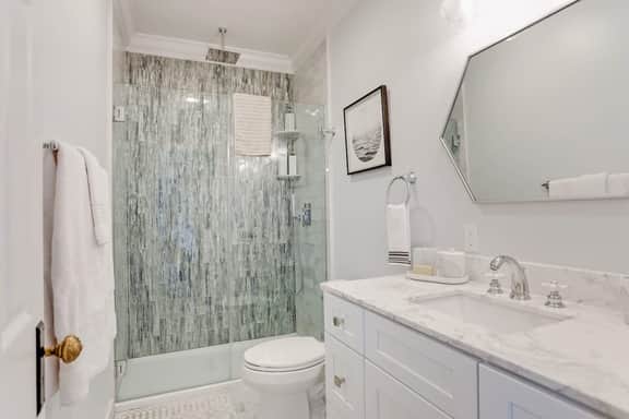 Renovated Historic Apt Walk to River St & Dining