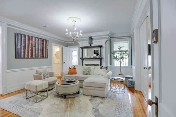 Renovated Historic Apt Walk to River St & Dining - Image 2