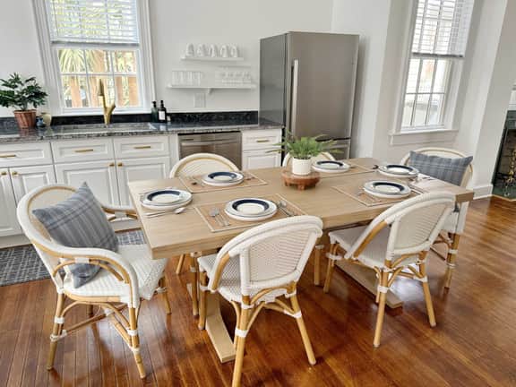 Spacious 3-Floor Downtown Retreat - Prime Location