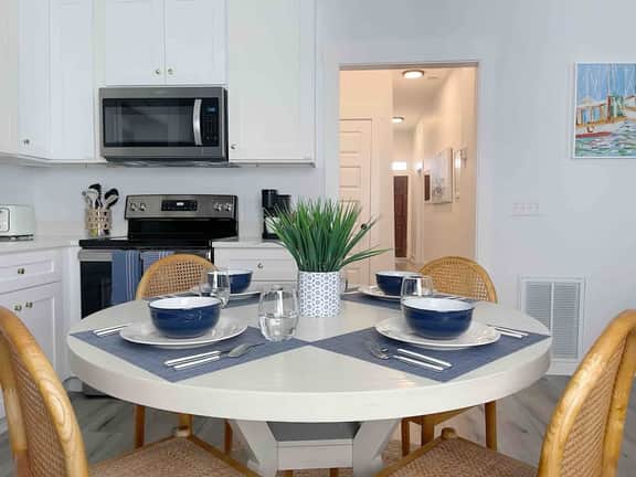 Stylish 1900s Renovated Apt Near Forsyth Sleeps 4