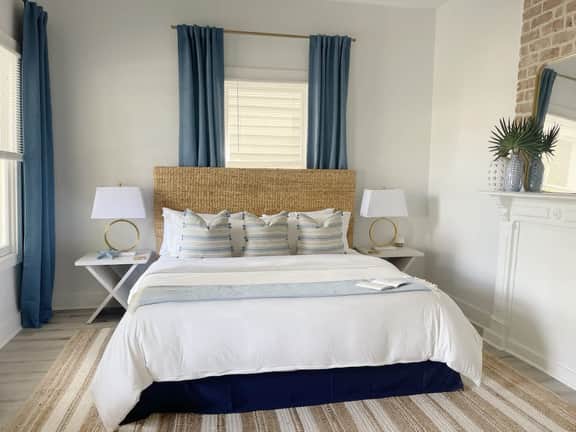 Stylish 1900s Renovated Apt Near Forsyth Sleeps 4