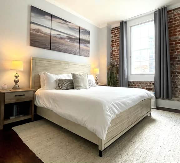 Stylish Apt on Broughton, Historic Downtown