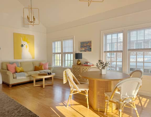 Sunny Downtown Savannah Carriage House