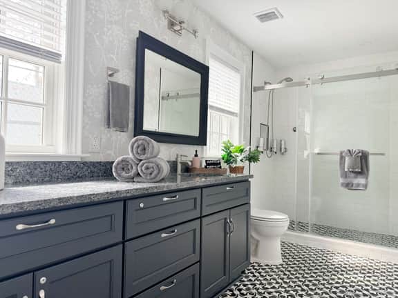 Sunny Downtown Savannah Carriage House