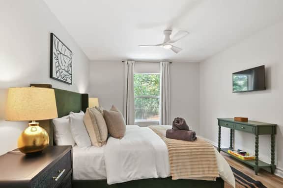 Renovated Cottage near Beach & City Dogs Welcome!