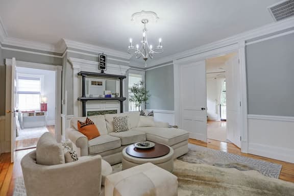 Renovated Historic Apt Walk to River St & Dining - Image 1